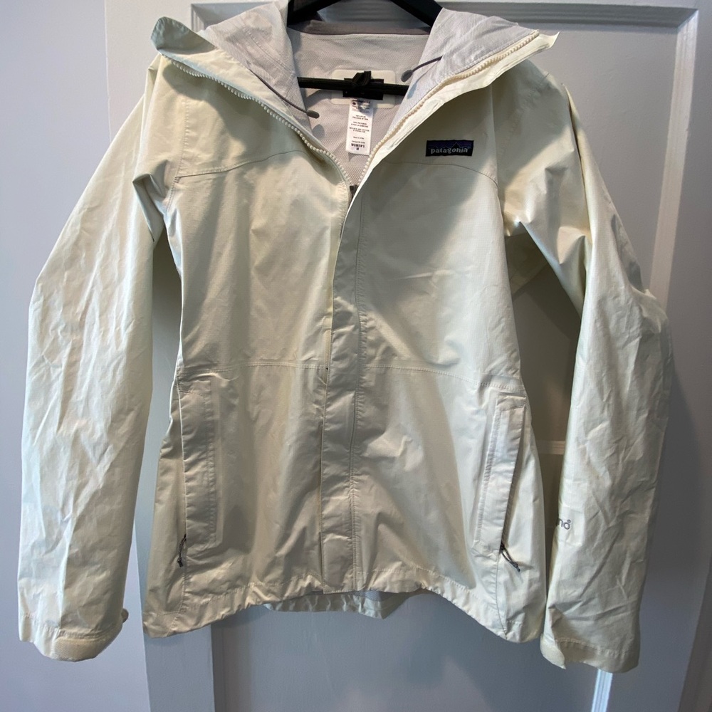 Patagonia cream women’s rain jacket size medium